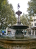 совсем недалеко от Лувра я нашла небольшую  площадь с фонтаном...