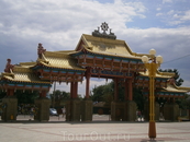 южные ворота Золотой  обители  Будды  Шакьямуни,  главный вход 