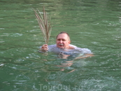 Александр Ломовцев нашёл пальмовую веточку прямо в Иордане, так и плавал с ней, не расставаясь...