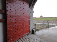 Прочные ворота и сегодня защитят замок от непрошеных гостей.