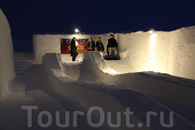 В Снежном Замке LumiLinna ватрушечная горка, катайся сколько хочешь, пока не замерзнешь!
