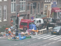 Только 30 апреля всем нидерландцам разрешается занять определённый участок на улице и торговать любыми товарами без гос. пошлины. Никто не отказывается ...
