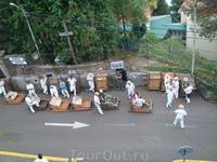 На горе Монте можно испытать еще одно приключение. Спуститься на плетеных корзинах вниз в город. Ощущения непередаваемые. Сзади два мадерьянских хлопца ...