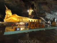 Юг провинции Панг – Нга: буддистский храм Суван Куха.  Построен внутри сталактитовой пещеры, где находится 15-метровый Лежащий Будда