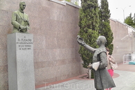 Памятник Флемингу - открывателю пенициллина, который помогал выжить тореадорам после тяжёлых травм...