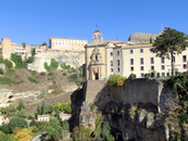 На другой стороне ущелья расположился монастырь Святого Павла (convento de San Pablo). Здание XVI века в котором с 1993 года размещается отель знаменитой ...