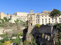 На другой стороне ущелья расположился монастырь Святого Павла (convento de San Pablo). Здание XVI века в котором с 1993 года размещается отель знаменитой сети Парадор (Parador).