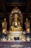 Статуя Будды с учениками в одном из павильонов.