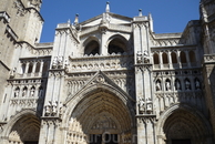 Главный фасад имеет три портала: Прощения (Puerta del perdon) – по центру, Врата Страшного суда (Puerta del Juicio Final) – справа, и Ада (Puerta del Infierno) ...