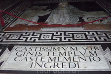 Мраморный пол собора выполнен Маттео ди Джованни..