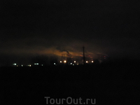 Вот так дымит ночью какой-то завод под Астраханью
