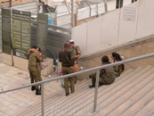 Израильские новобранцы, ждущие присяги у Стены Плача.