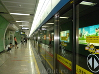 метрополитен 
Вагоны от метро отделены стеклянной стеной