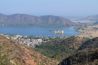 Вид на Джал-Махал (Водный дворец) с Тигриного форта. Окрестности Джайпура