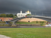 Вид на Кремль и Софийский собор с торговой стороны. Самое главное - спрятаться до дождя. Почти удалось.