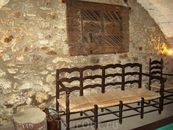 Стульчики и восхитительная каменная кладка...
Точный адрес: Carrer de l'estacio 6, 17493 Vilajuiga, Girona