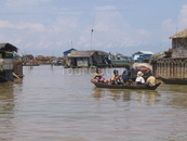 Деревня на озере. и люди так живут. правда,это вьетнамцы в Камбодже.