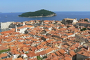 dubrovnik - istoricjeskij gorod - 10 let nazad zdes bila voina i mnogo domov bili razru6eni , a teper uzje vse krishi novije. Zdesj mozno guljatj celij ...