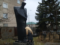 Цхинвал. Памятник скорби на мемориальном кладбище школы №5