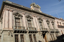 Бывший дом графа де Валенсиана, особняк 18 века, теперь здесь располагается здание суда.