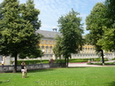 За деревьями выглядывает часть здания Боннского Университета.
