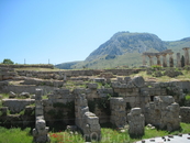 Развалины древнего Коринфа, на заднем плане гора Коринф