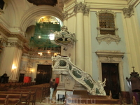 Кроме фасада церкви восстановительные работы коснулись органа. Хоры и орган расположены над входной дверью, напротив главного алтаря. Орган был создан неаполитанцем Monticelli, а украшен все теми же C