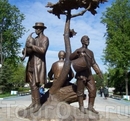 Скульптурная композиция "Древо жизни" - символ культурного наследия народа мари. Композиция символизирует единение поколений: три музыканта старшего, среднего ...