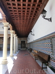 По периметру патио украшен севильской плиткой, а потолок сделан из дерева. Плиткой патио укарасили уже во время реформ после закрытия монастря.