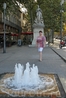 Незатейливый фонтанчик и скульптура в начале бульвара Мирабо