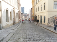Улица ведущая к каменым воротам