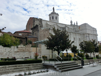 La Catedral de Nuestra Señora de la Asunción находится через площадь от церкви Санта Марии. Со стороны plaza de Portugalete у Собора довольно странный вид, на фоне его современных стен видны остатки с