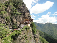 достопримечательность Паро - уникальный монастырь Таксанг-Лаханг-Дзонг ("Логово Тигра"), лежащий на вершине утеса, на высоте 900 м над долиной. Монастырь ...