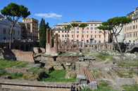 Ларго ди Торре Арджентина - небольшой сквер представляет собой археологическую зону с остатками четырех римских храмов