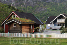 "живые"крыши... раньше таких крыш в Норвегии было больше, но они требуют особого внимания и ухода, поэтому газоны на крышах стали встречаться реже...