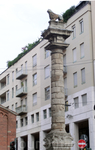 Перед входом в церковь можно увидеть колонну, на которой возвышается лев. Данная колонна украшала главные городские ворота Милана. Лев символизировал власть ...