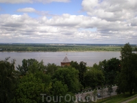 Вид на Волгу со стен Нижегородского кремля. Круглая Белая башня расположена против поворота Кремлевского съезда и является единственной сохранившейся круглой ...