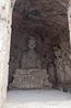 Пещера Бинь-ян была вырублена одной из первых в начале 6 в. Ее строительство длилось 24 года. Перед главной статуей высечены два каменных льва; улыбающегося ...
