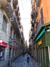 Улочка Барселоны, рядом с бульваром Рамбла.