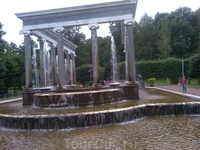 Один из фонтанов в петергофском парке