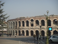 действующий театр под &quotоткрытым небом&quot в сохранившейся еще со времен Римской империи Arena di Verona - постройке, напоминающий римский Коллизей
