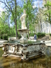 Постамент фонтана украшен барельефами и фигурками сатиров по углам.