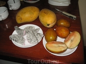 Местные фрукты(манго,патахайа,не знаю похоже на грушу)