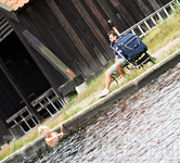 В свободной Дании купаются "голышом" рядом с домом на глазах у турстистического пароходика