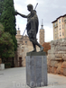 Памятник основателю города установлен на площади, которая носит его же имя, Цезаря Августа, у остатков древнеримской стены, которая раньше окружала город ...