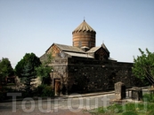 Область Арагацотн, монастырь Мугни, 2 км севернее Аштарака. Слева от алтаря находится могила св. Григория.