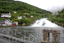 а этот мощный водопад Hellesyltfossen находится в городке Хеллесюльд