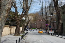 Дорожка к парку Гюльхане и площади Ахмедие, которая является главной площадью Стамбула и находится в историческом центре города - это район Султанахмет ...