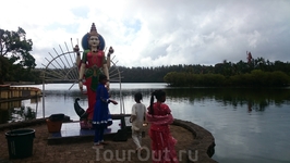 Потом мы поехали на священное индуистское озеро.