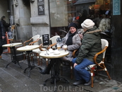 Уличные кафе приглашают утолить голод и скоротать свободное время.
